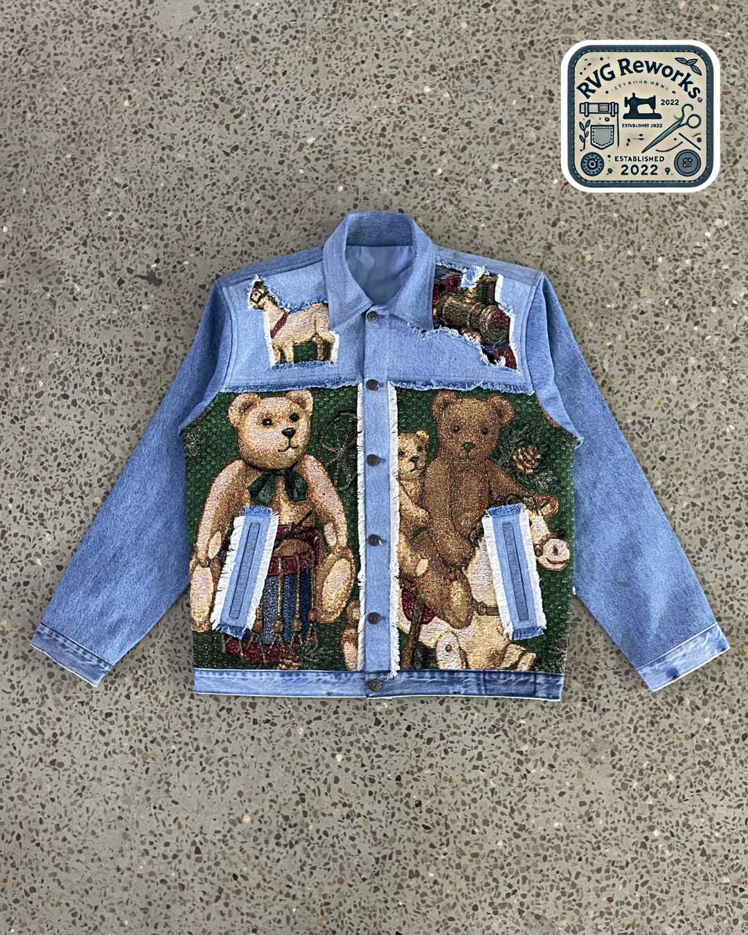 Veste en denim avec motifs de tapisserie upcyclés