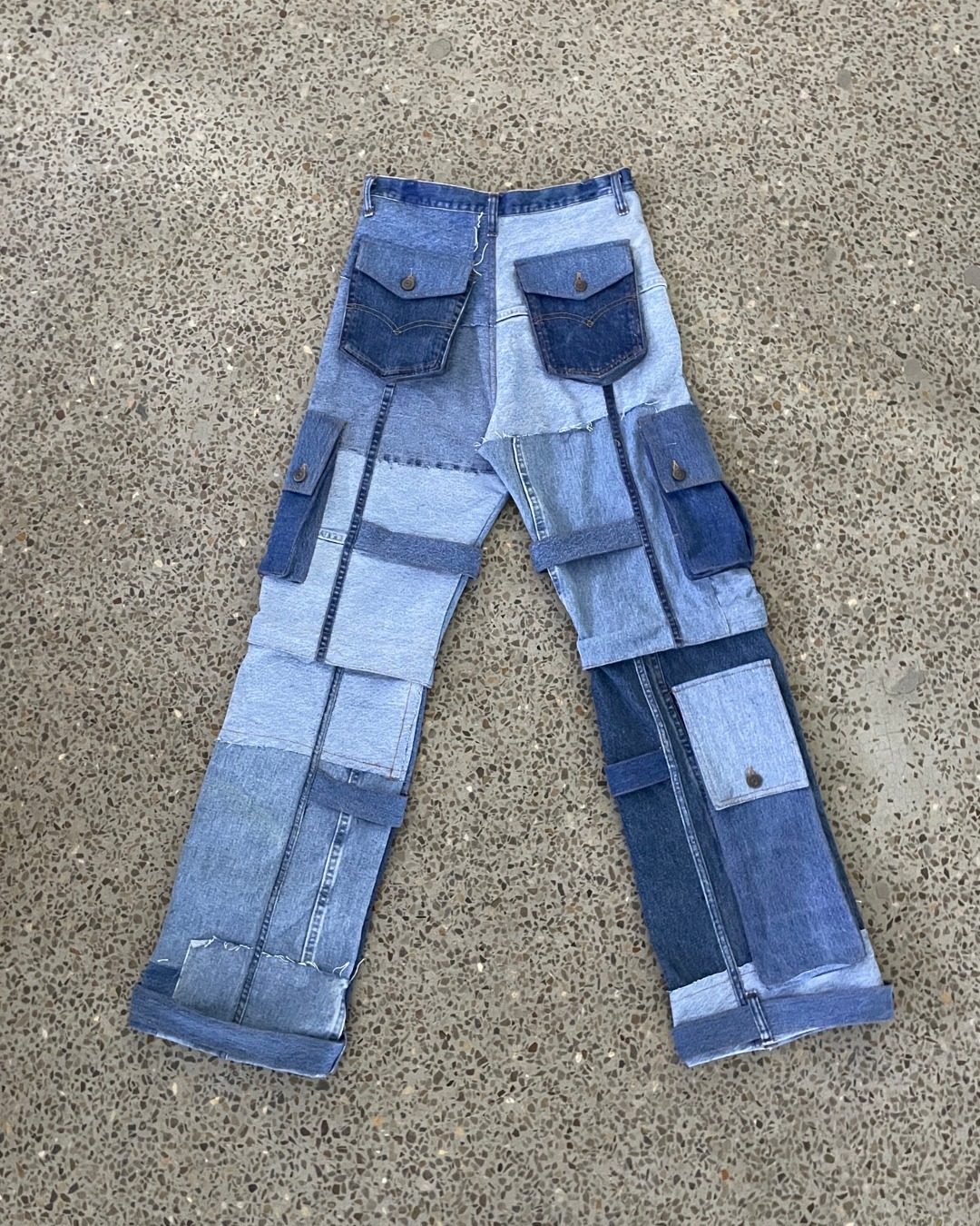 Pantaloni cargo in denim riciclato