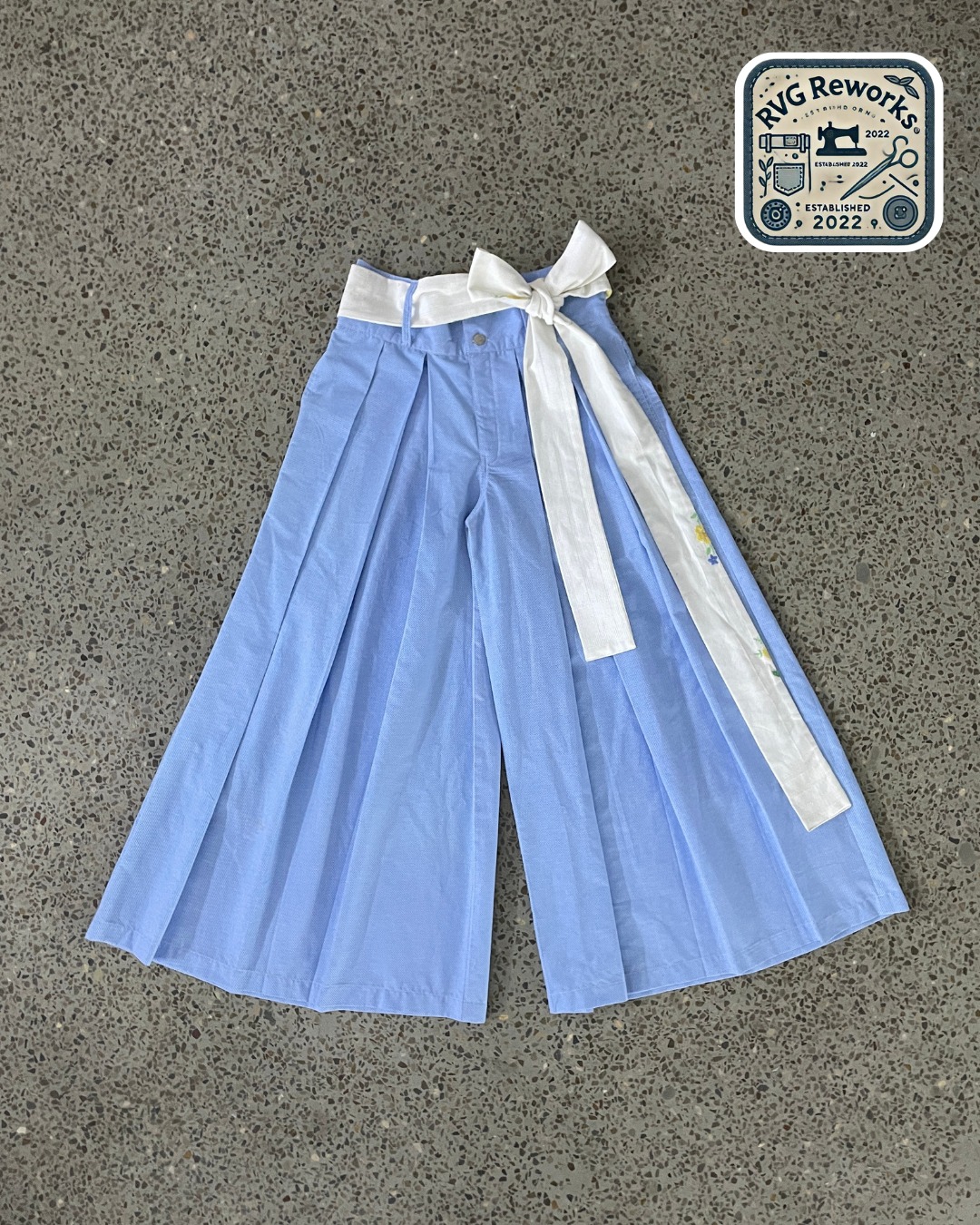 Pantalones de pierna ancha con paneles plisados re..