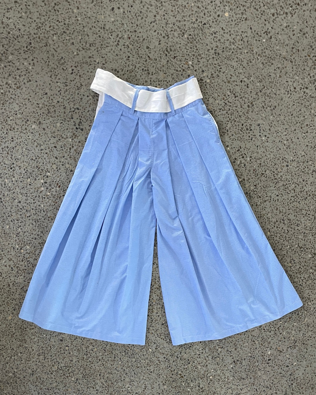 Pantaloni larghi con pannello plissettato riciclato