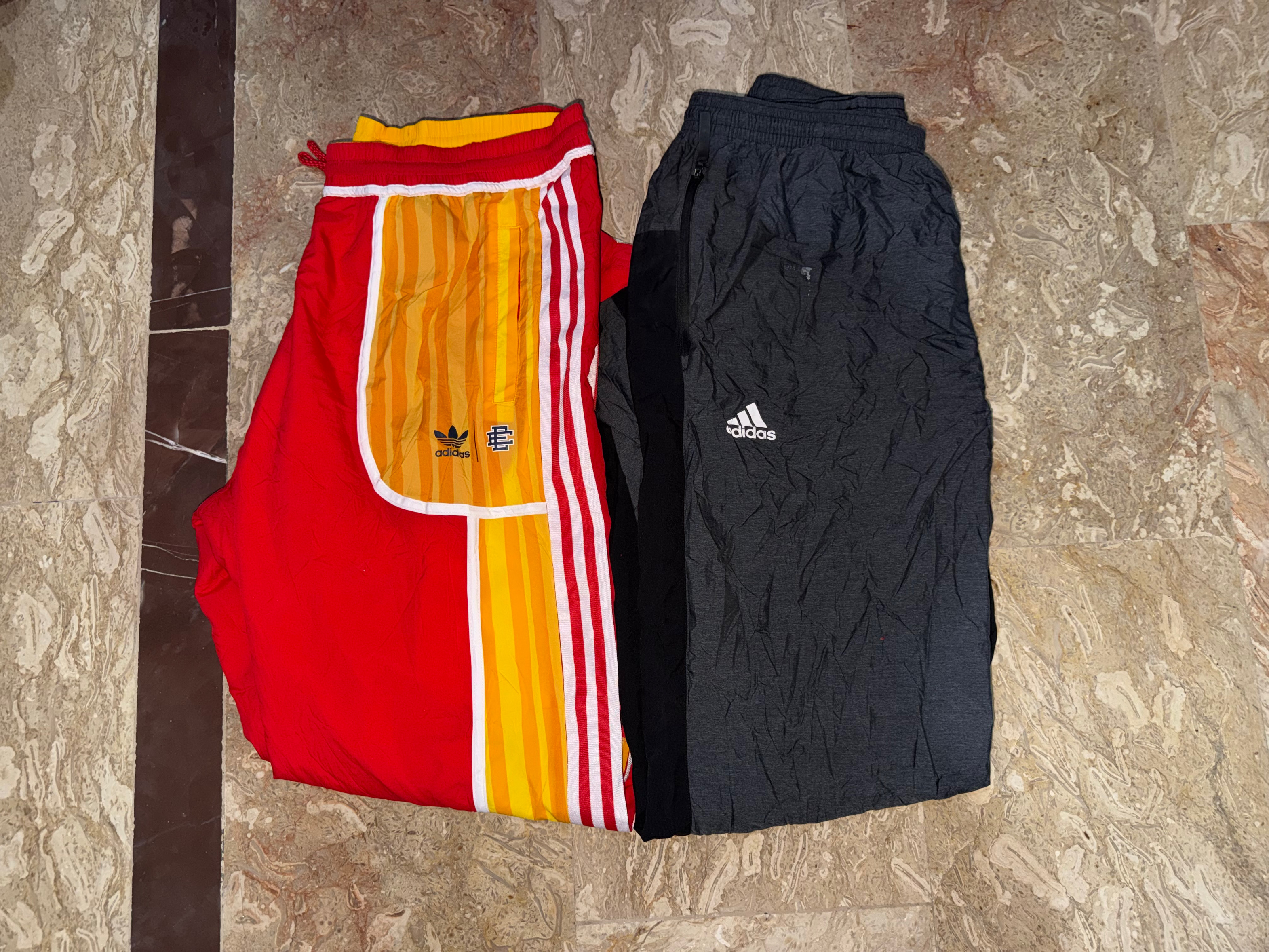 Adidas-markierte Hosen