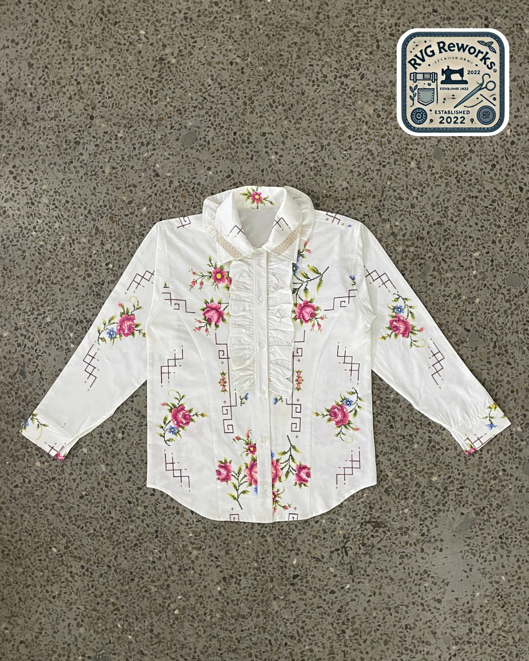 Camiseta con volante de mantel reciclado