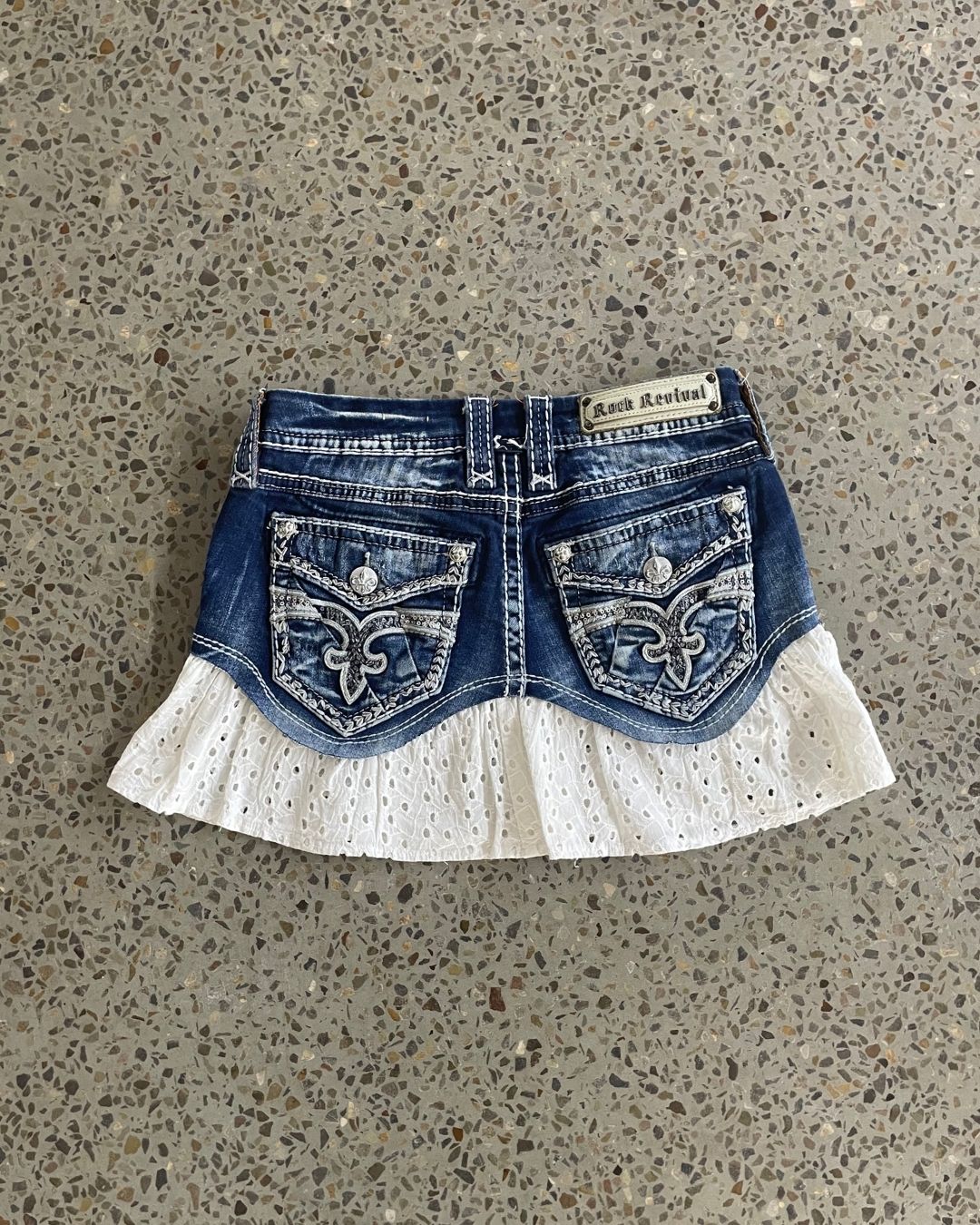 Jupe mini en denim réutilisée The Denim Revival