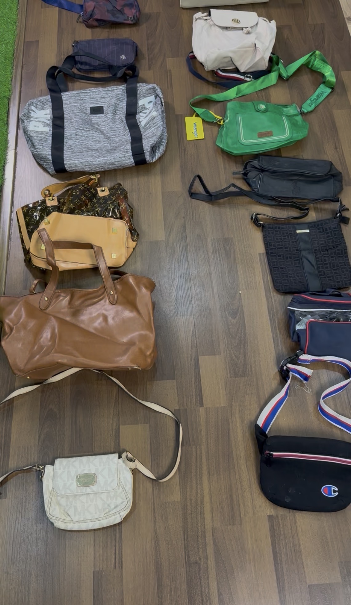 AV-0913 Mix Branded HandBags & Purses