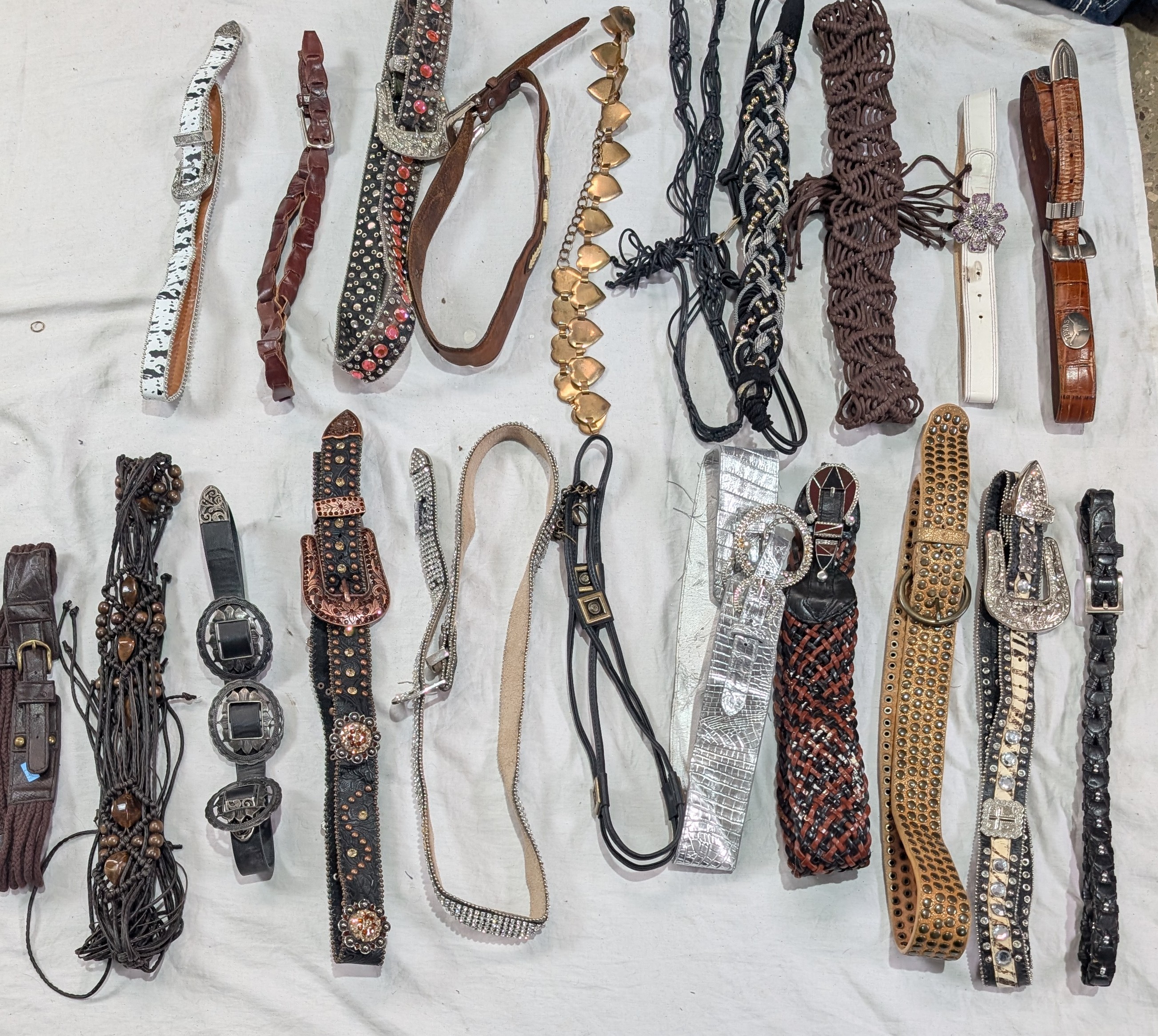 DESIGNER BELTS (DETAIL) BUCKLE AND CHAIN DETAILING