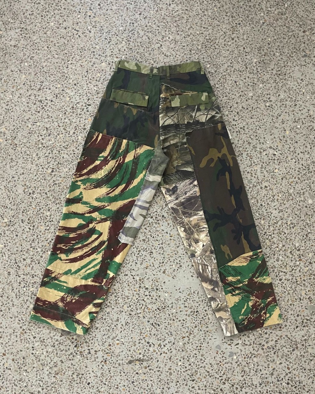Pantalons patchwork multi-camo recyclés