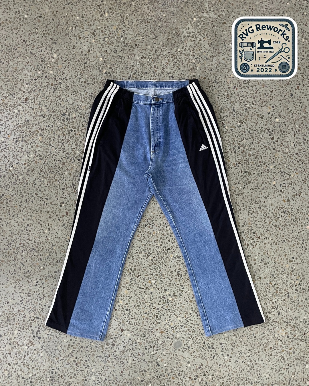 Calças de Denim e Adidas Reutilizadas