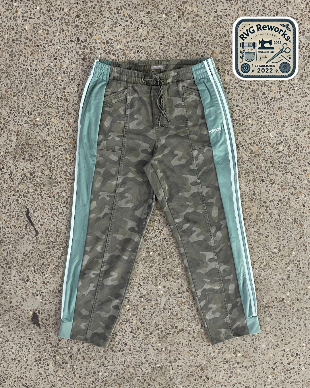 Calças com Painéis de Camuflagem Upcycled da Adida..