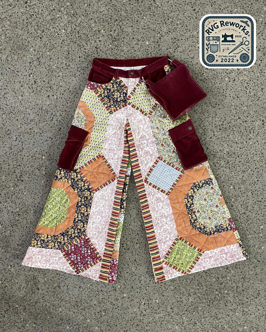 Calças acolchoadas em patchwork reciclado com bols..