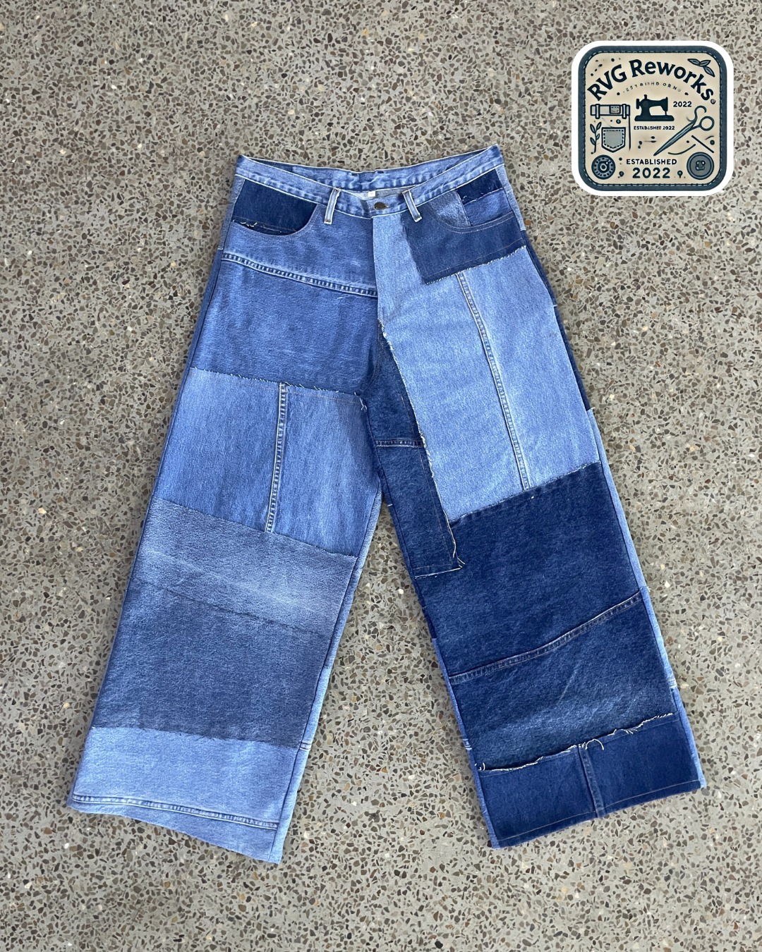 Pantaloni in denim a gamba larga patchwork ricicla..