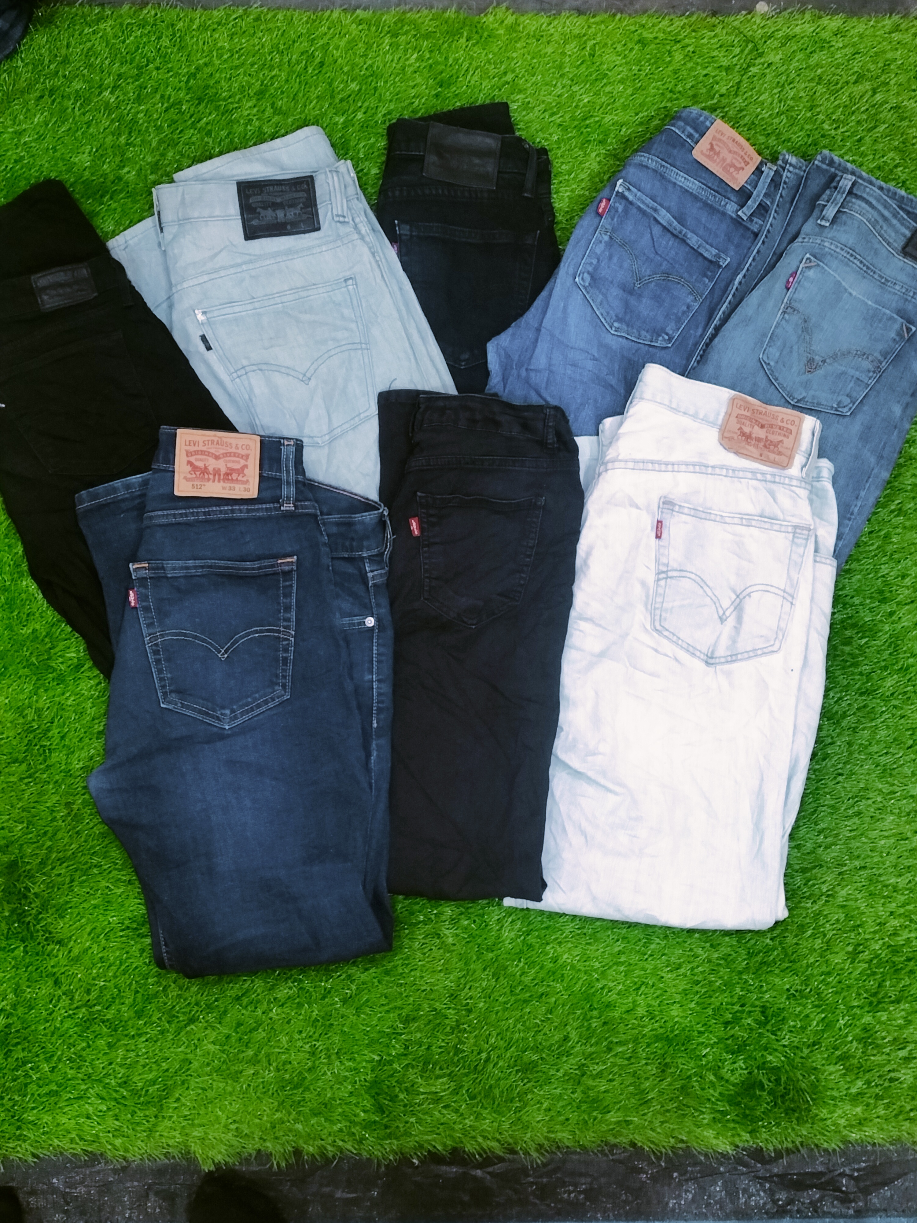 リーバイスのジーンズはコードと色をミックスしています。