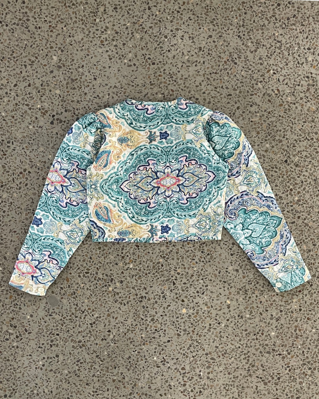 Veste courte en tissu matelassé à manches bouffantes recyclée