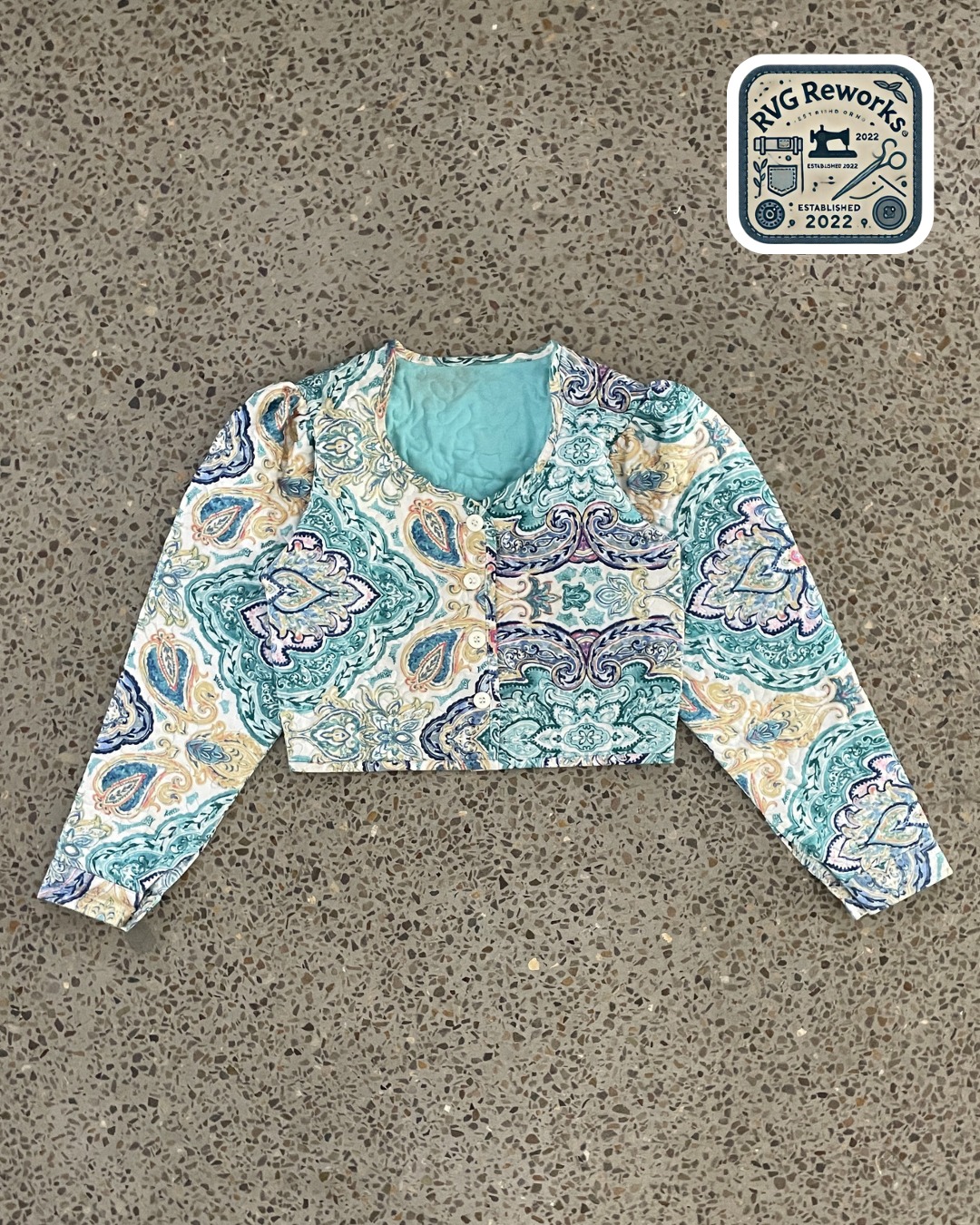 Veste courte en tissu matelassé à manches bouffant..