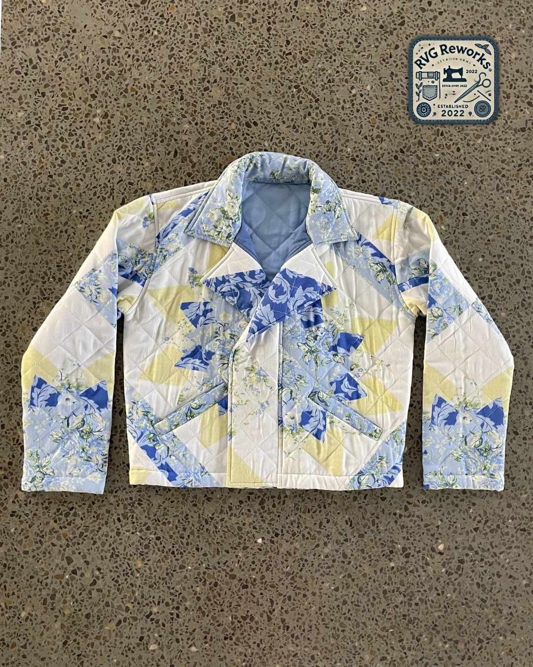 Upcycled gesteppte Jacke mit weitem Kragen