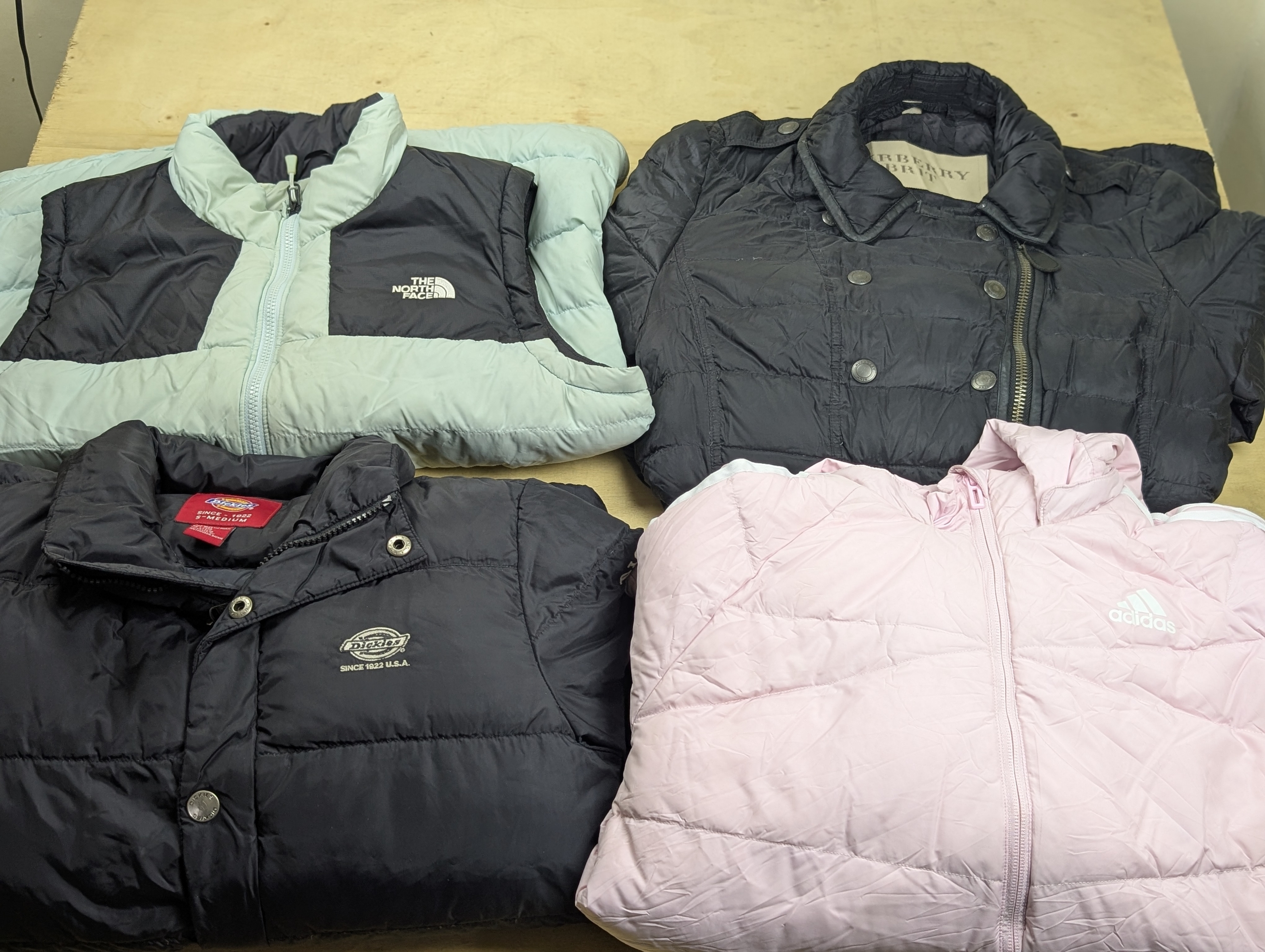 Mixed Brand Puffer Jackets & Vests – 19 Pieces | M..