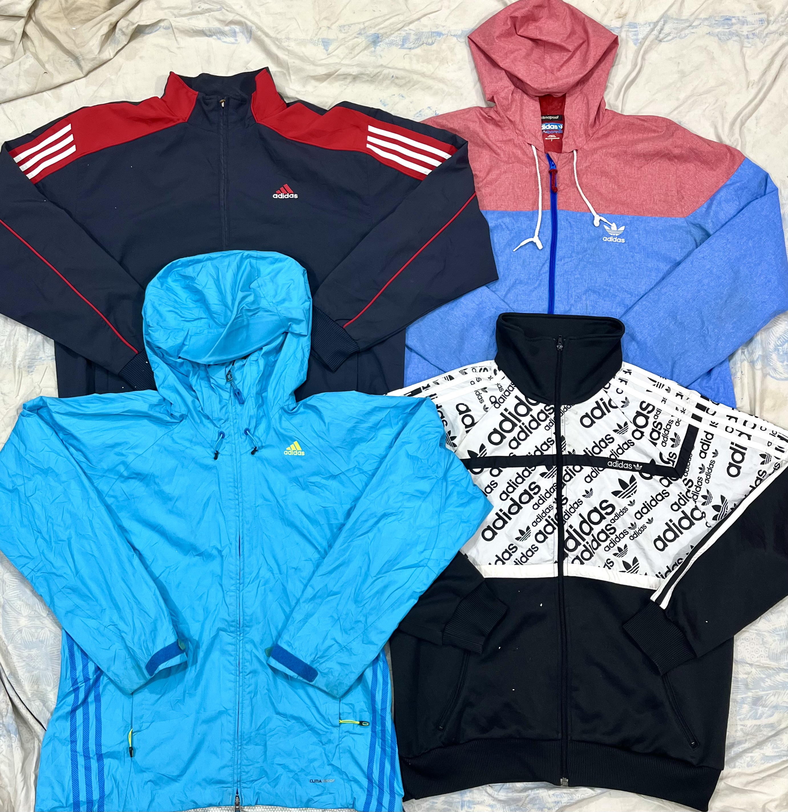 アディダスのトラックジャケット
