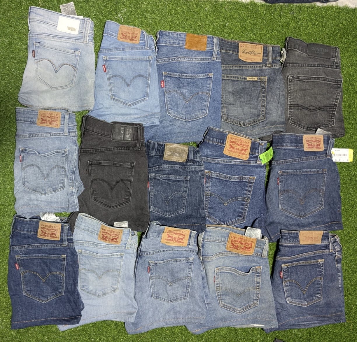 LEVI’S MINI SHORTS (C 011)
