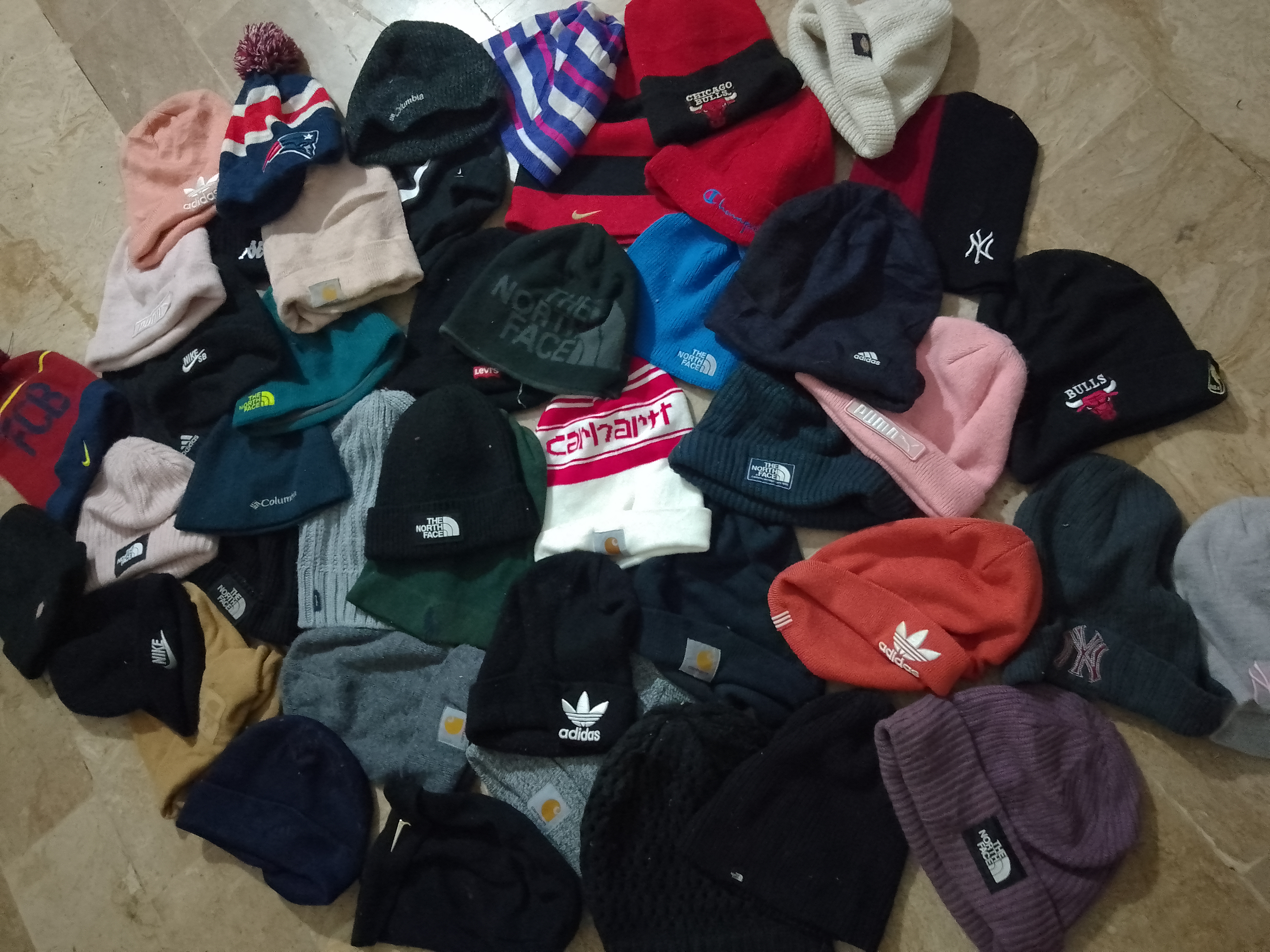 Carharttとミックスブランドのビーニー