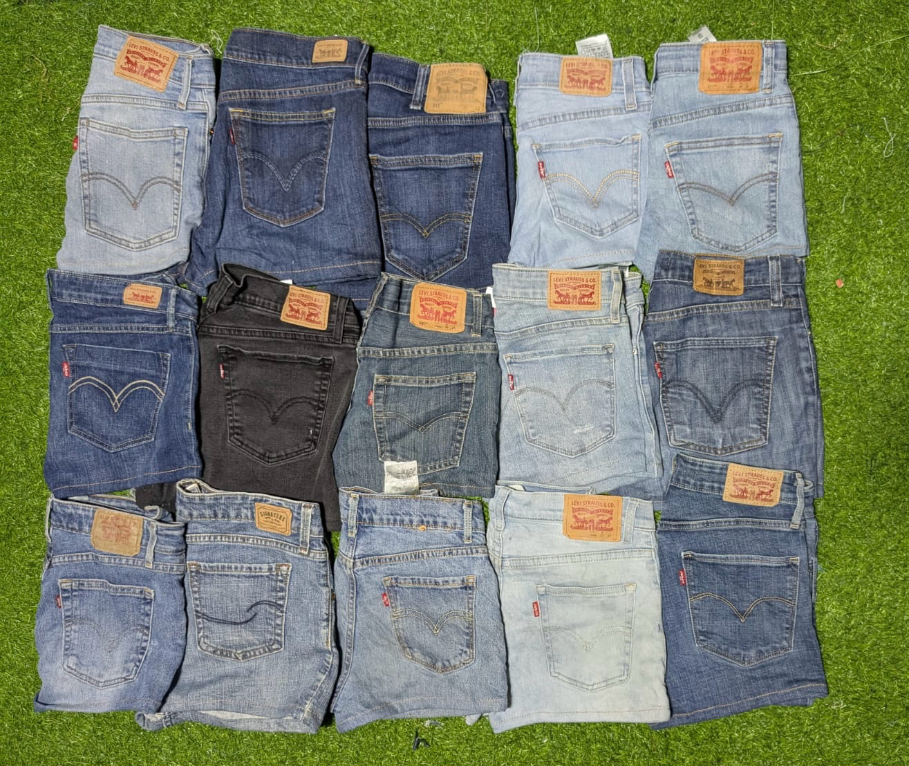 LEVI’S MINI SHORTS (C 015)