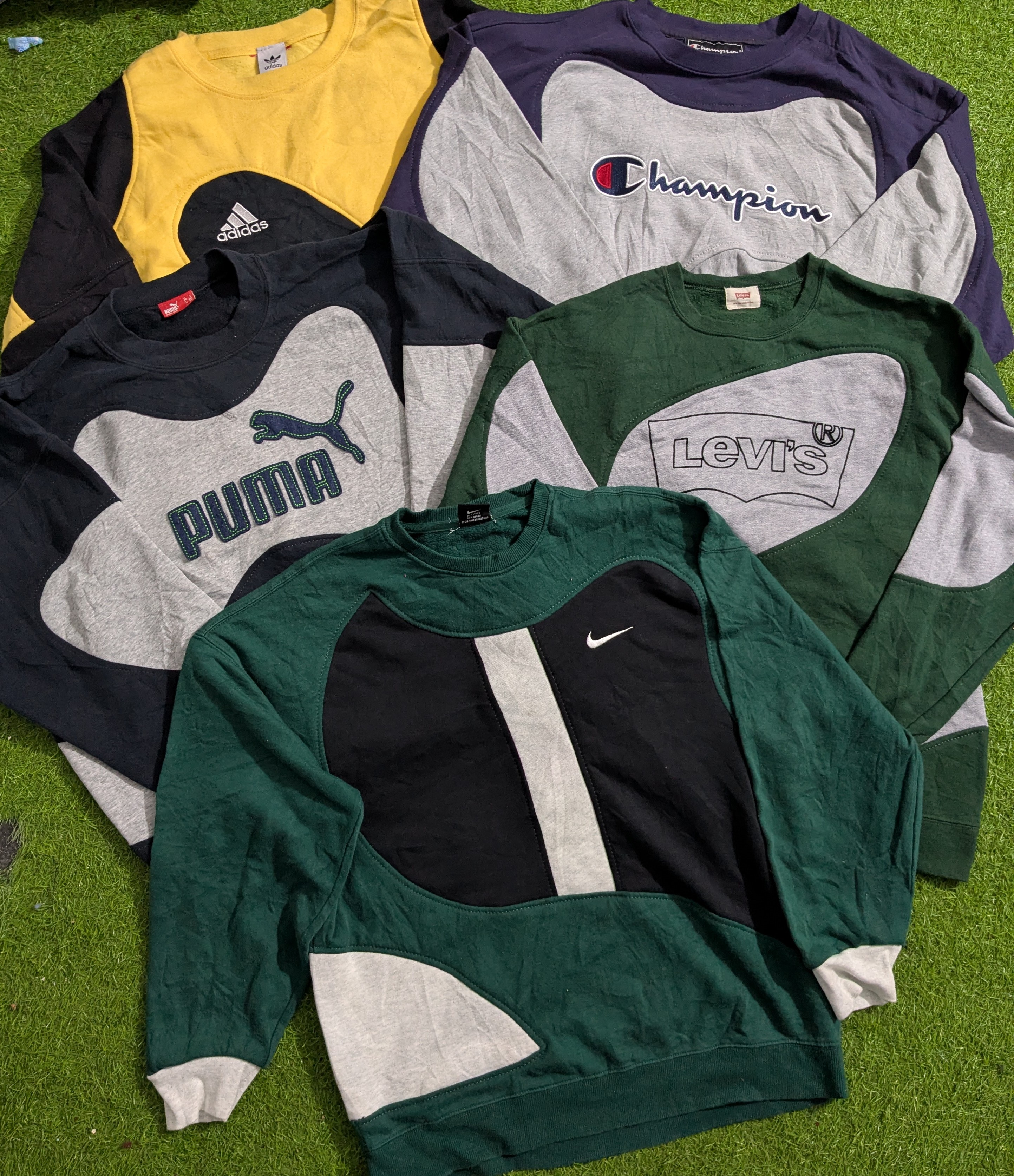 Felpa con marchi misti riciclati