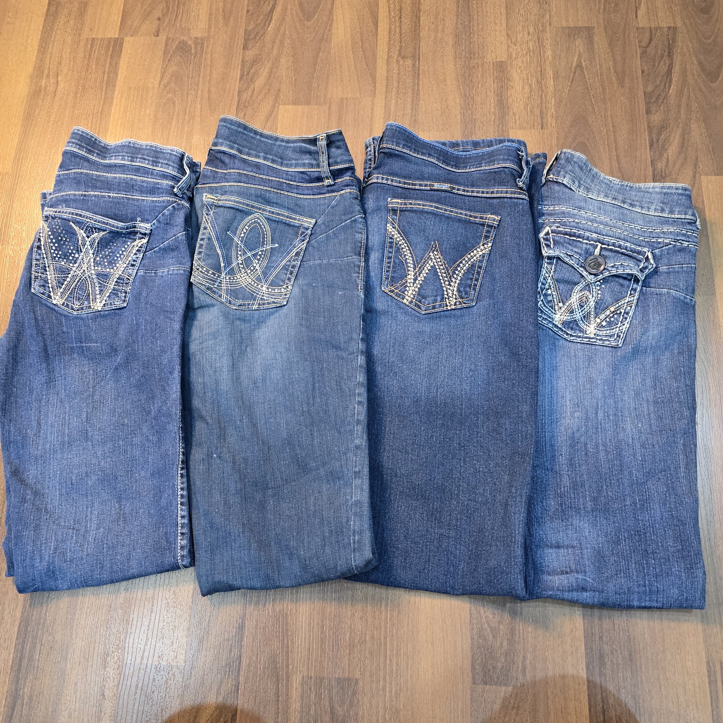 AV-1169 Wrangler BootCut Jeans