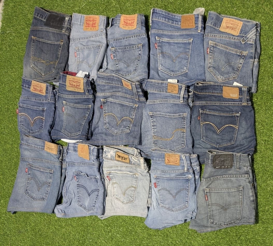 LEVI’S  MINI SHORTS (C 52)