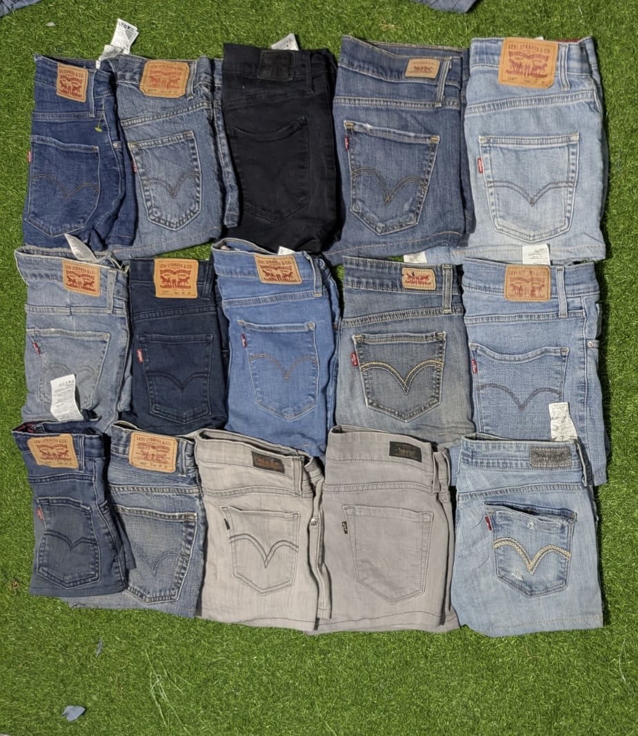 LEVI’S  MINI SHORTS (C 54)