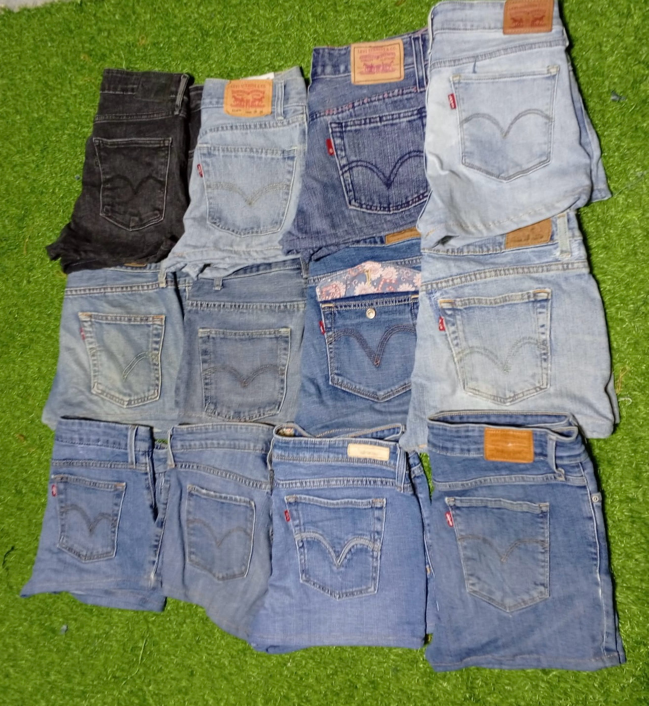 LEVI’S  MINI SHORTS (C 57)