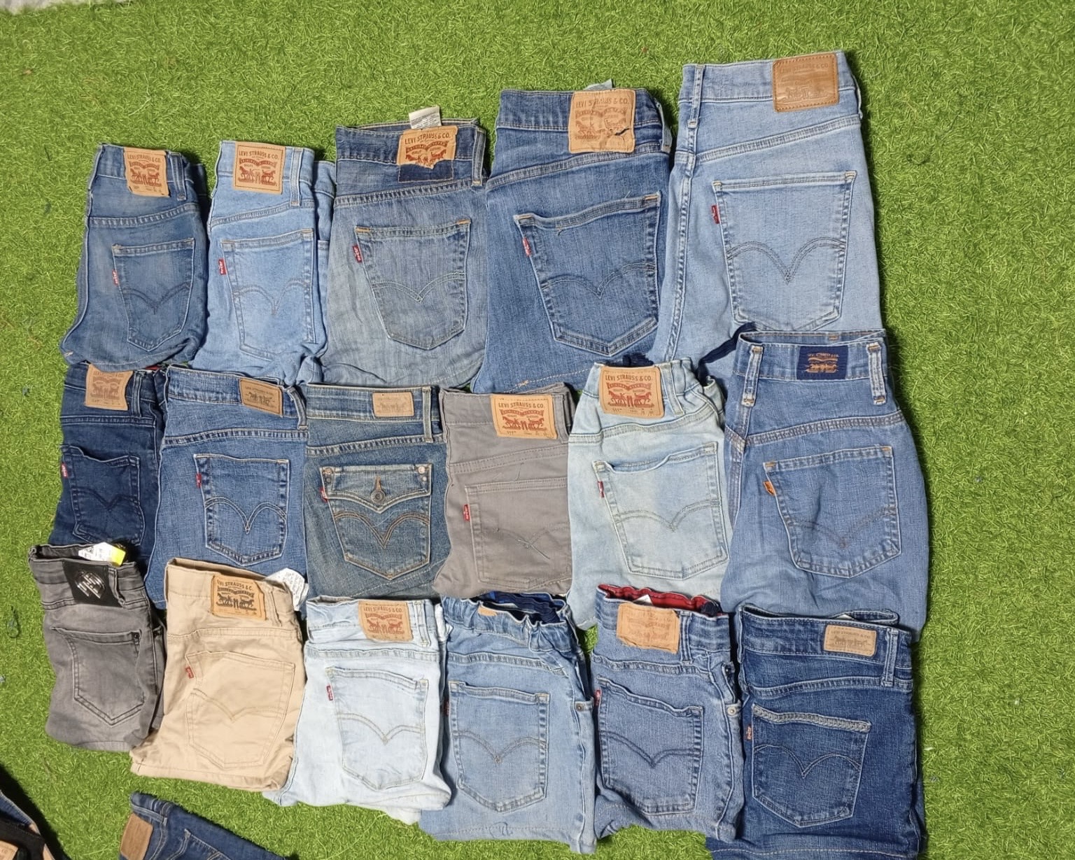 LEVI’S AND OTHER MIX BRANDS MINI SKIRTS (C 60)