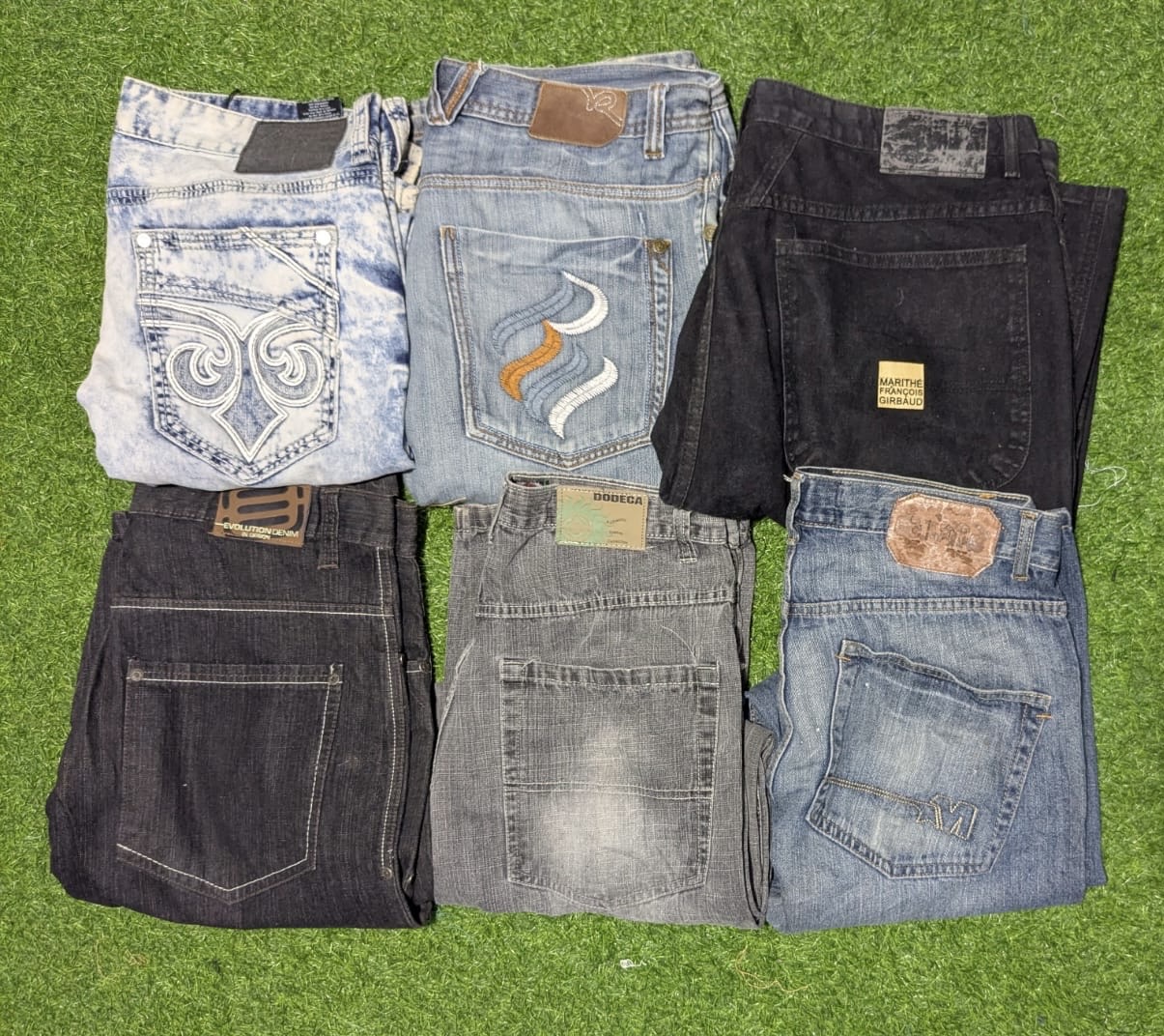 ROCAWEAR AND OTHER MIX BRANDS JEANS (A 024)