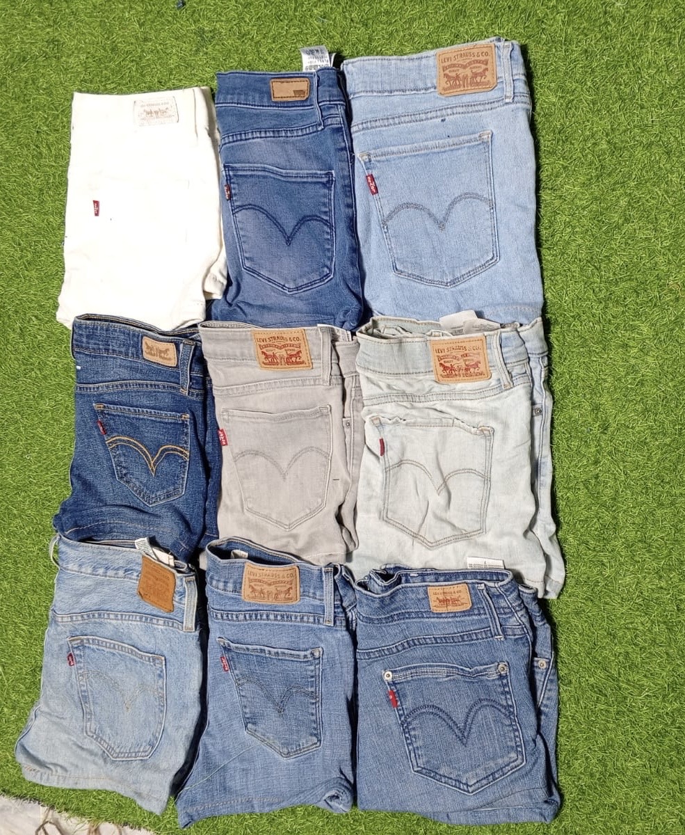 LEVI’S MINI SHORTS (C 66)