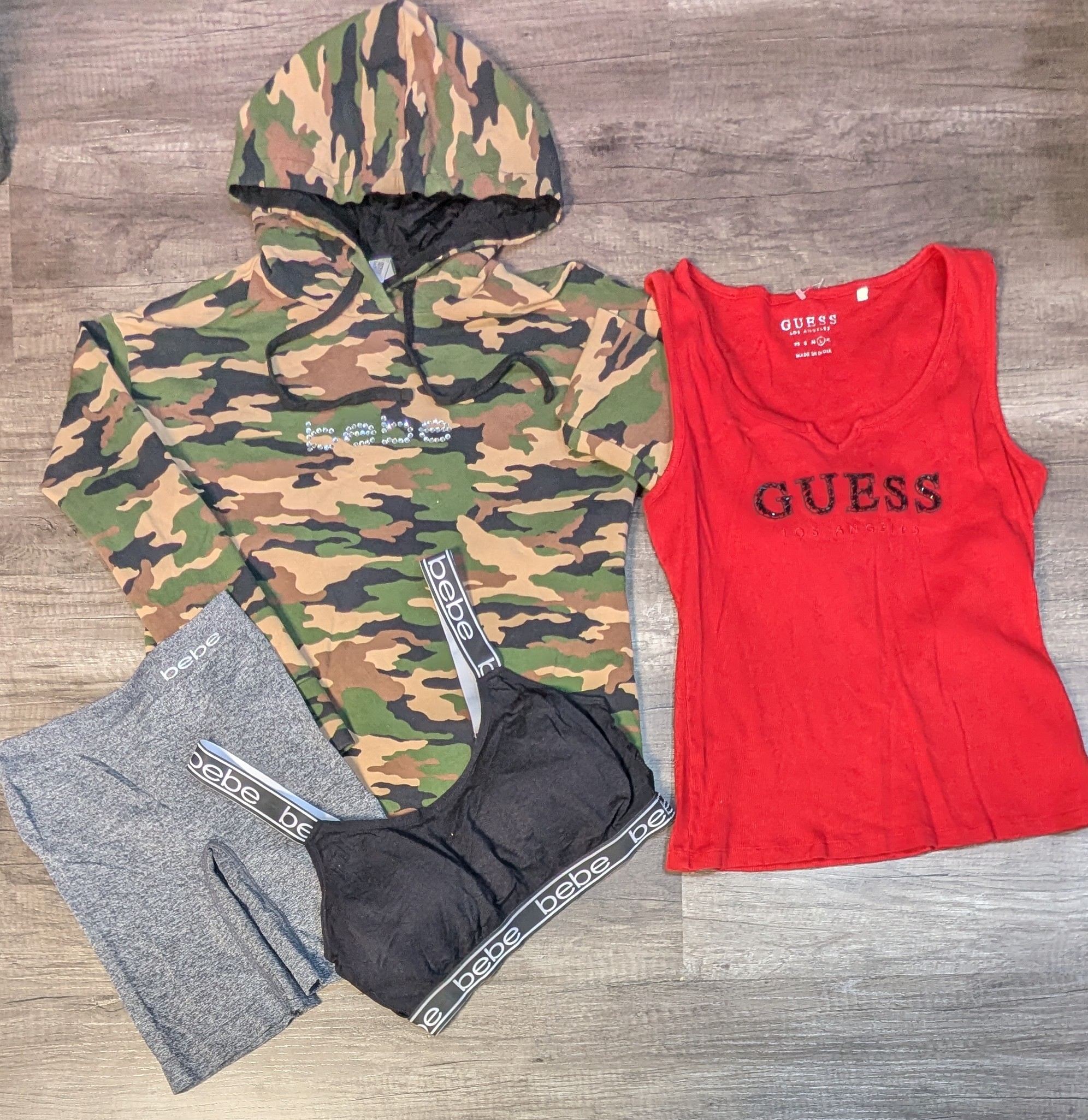 4356 - Bebe, Guess Bra, Shorts, T-Shirts, Kleid un..