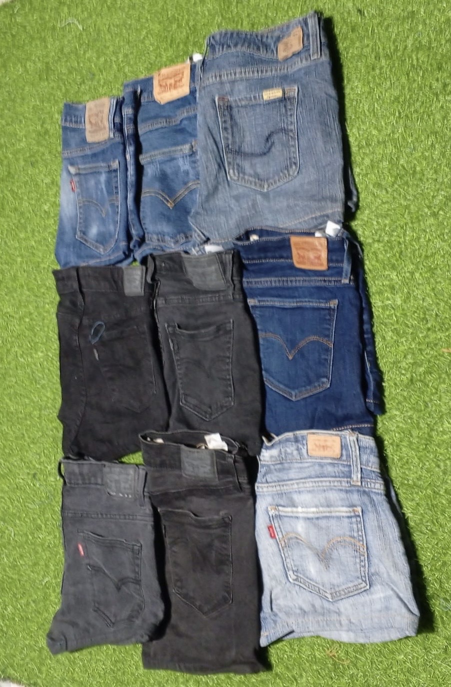 LEVI’S MINI SHORTS (C 71)