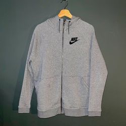 Marken-Nike- und Puma-Pullover -----6 Stück