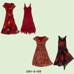 Y2K Mode – Auffälliges rotes Poly-Kleid für einen ..