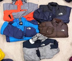 #VV147 Les doudounes bicolores The North Face 15 p..