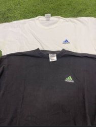 Camiseta da Adidas com marca.
