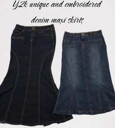Saia maxi em denim única e bordada Y2k