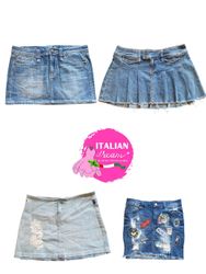 Minigonne in denim decorate da ragazza street Y2K