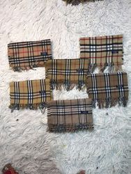 Bufandas burberry de color beige.