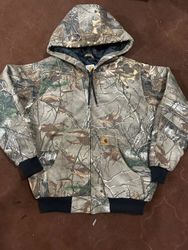 Stile di rielaborazione CarharttxRealtree con capp..
