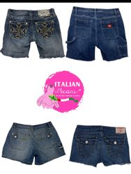 Shorts misti da falegname Y2k e decorati con march..