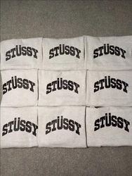 Pulls en style retravaillé Stussy