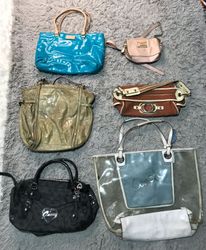 Bolsas luxuosas da Coach, Guess e Kate Spade