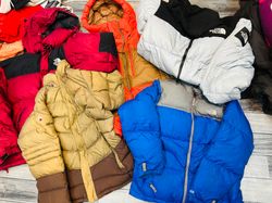 Puffers TNF et Montbell de qualité premium 63 pièc..