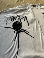 Stussy retravaille des t-shirts blancs avec araign..