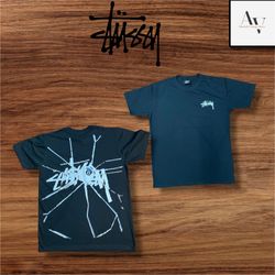 Stussyリワークスタイルの黒いシャッタードTシャツ