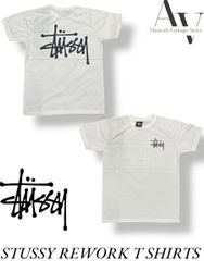 ストゥーシー リワークスタイルのホワイトとブラックのTシャツ