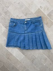Überarbeiteter asymmetrischer Jeansrock