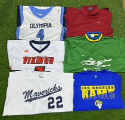 Homens esportivos misturam camisetas de marca